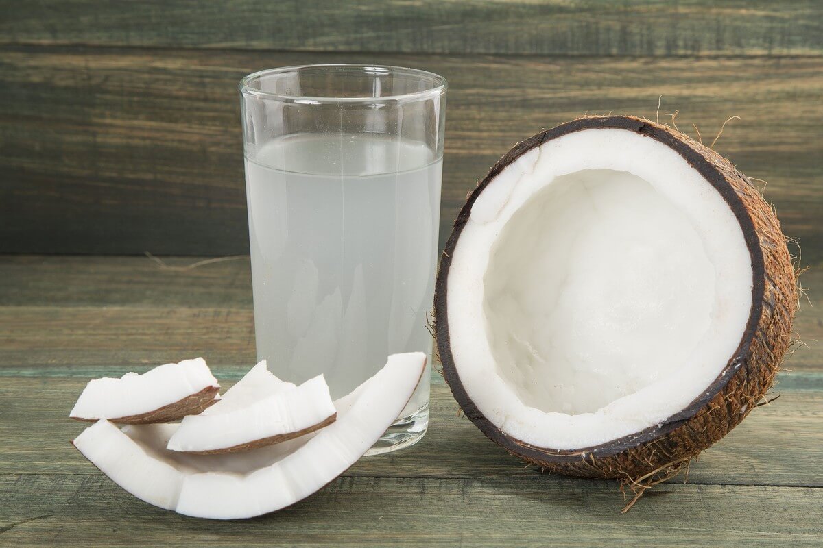 Mucilago de linaza en una cuchara de madera